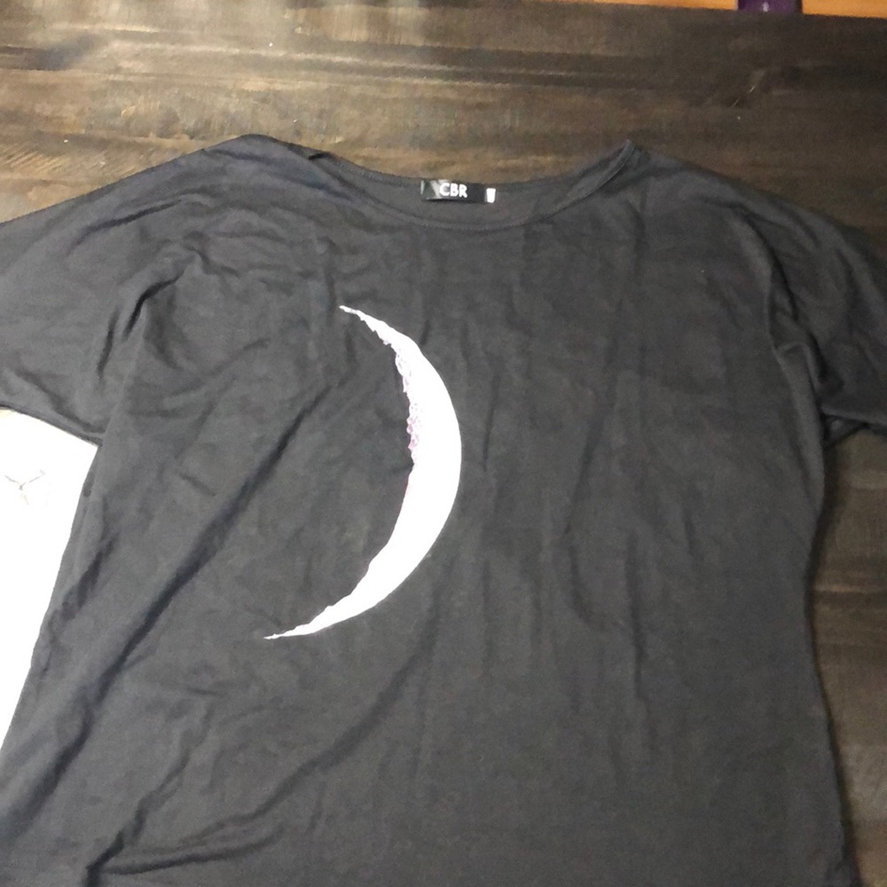 T shirt with a crescent moon
